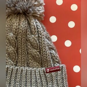 Newhattan Women's Gray/Cream Cable Knit Pom Beanie